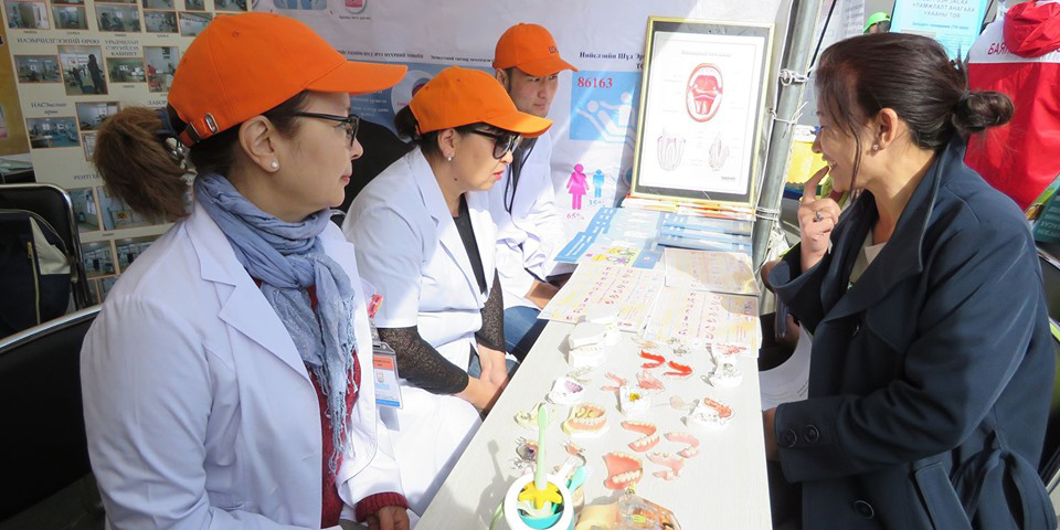 Сүхбаатарын талбайд “Эрүүл мэндийг дэмжих нээлттэй хаалганы өдөрлөг” болж байна